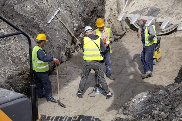 Fältingenjör med lätt deflektometer och mätning — Stockfoto