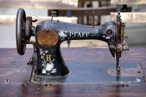 Máquina de coser Pfaff vieja y oxidada — Foto de Stock