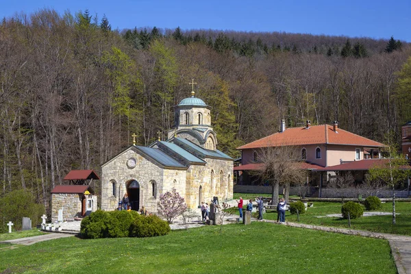 Lidé před klášterem Tresije — Stock fotografie