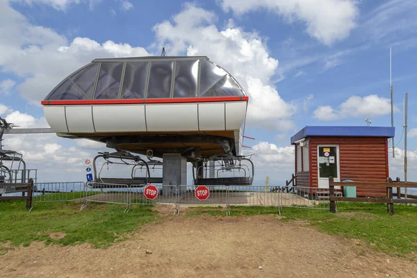 Station de remontées mécaniques en montagne au printemps — Photo