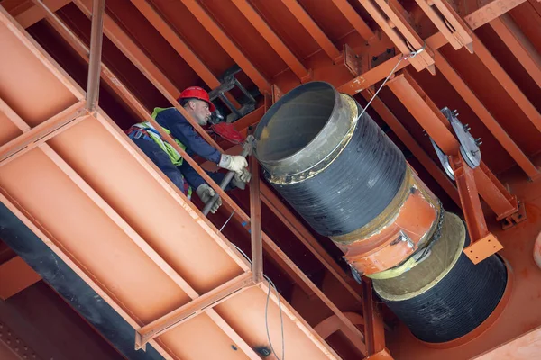 Trabajador instalar tubería de calefacción urbana — Foto de Stock