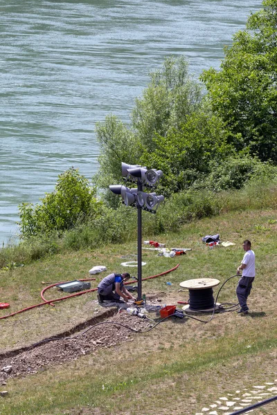 Les travailleurs construisent un grand projecteur pour le pont 3 — Photo