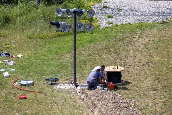 İşçiler Drina Nehri 2 'deki köprü için büyük spot ışığı inşa ediyorlar. — Stok fotoğraf