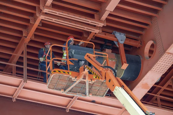 Trabajadores de la plataforma de trabajo aéreo: trabajo en tuberías de calefacción urbana — Foto de Stock