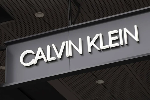 Calvin Klein在零售店门口的标志 — 图库照片