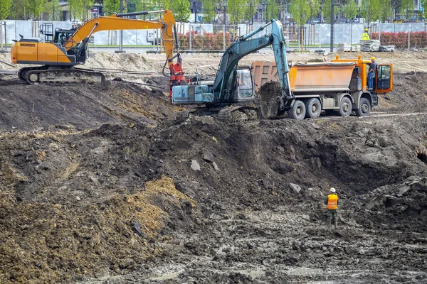 Grävgrunden för grävmaskinen i byggnaden — Stockfoto