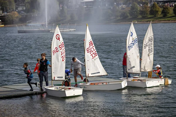 École de voile et jetée sur le lac — Photo