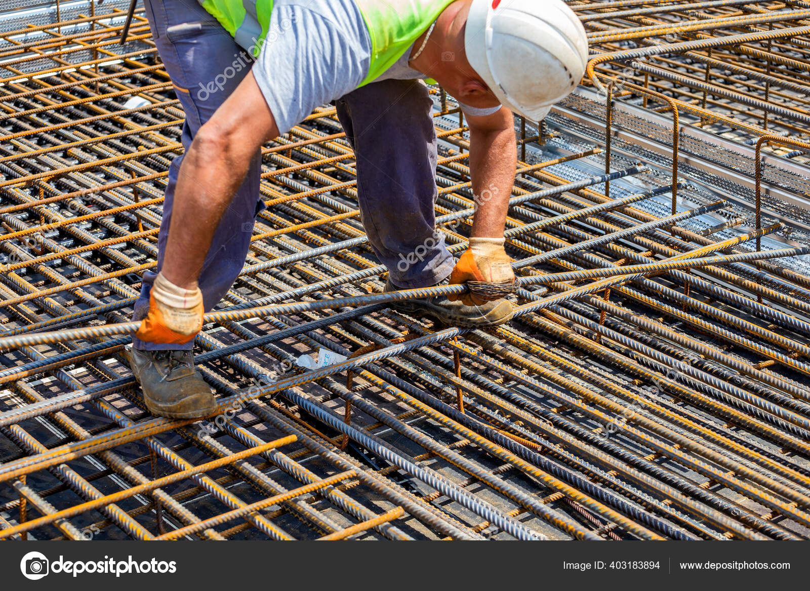 建筑工人在工地安装钢筋混凝土模板——图库图片© kataklinger #403183894