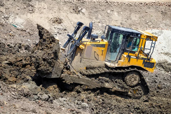 Bulldozer Spingere Grandi Quantità Terreno Durante Lavori Costruzione — Foto Stock