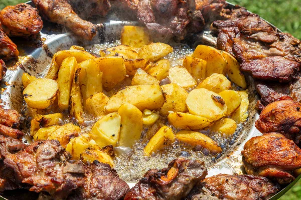 土豆片在热油中与猪肉和鸡肉一起煎 传统番石榴菜中的油酥土豆 — 图库照片