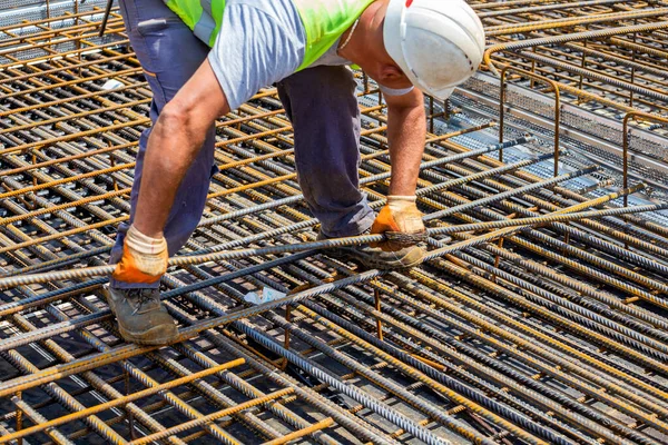 Trabajador Construcción Instalando Barras Refuerzo Para Reforzar Encofrados Hormigón Obra — Foto de Stock
