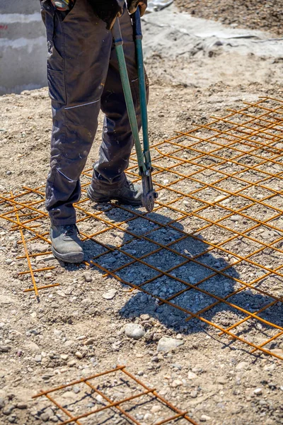 Cıvata Keskisi Olan Inşaat Işçisi Çelik Parmaklıkları Kesiyor Metal Çubuk — Stok fotoğraf