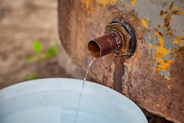 Hausgemachter Rakija Oder Sliwowitz Zwetschgenschnaps Tropft Den Eimer Traditionelle Hausgemachte — Stockfoto