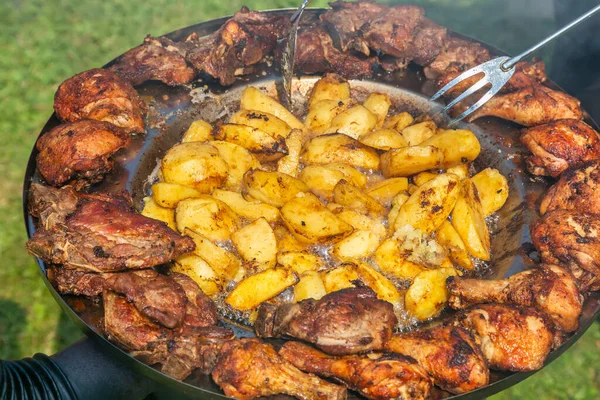 Plato Kotlovina Combina Los Tipos Distintos Carne Con Las Patatas — Foto de Stock
