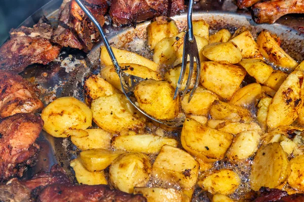 土豆在传统的番石榴菜盘中烹调 结合了各种肉类 通常是公开准备的 — 图库照片