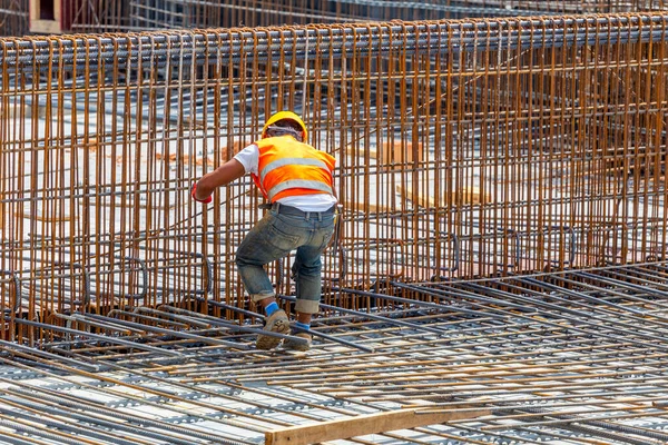 Steel Fixer Tying Steel Reinforcement Cage Together Construction Worker Surrounded — Stock Photo, Image