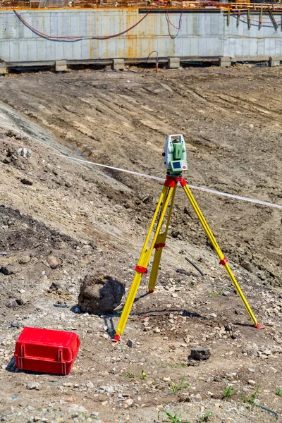 Landmeetkundige Apparatuur Totaal Station Buiten Bouwplaats Meetkundige Techniek Met Tacheometer — Stockfoto