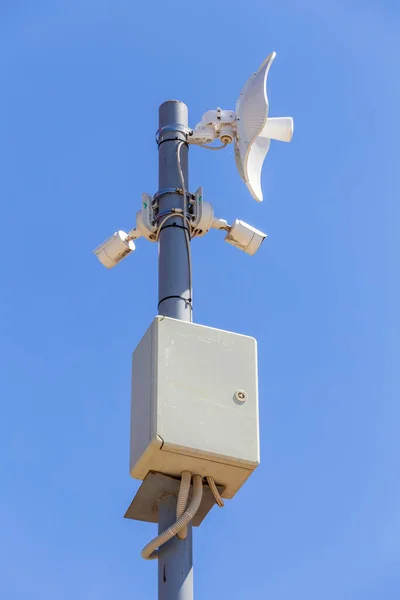 Wifi Cámaras Video Vigilancia Poste Metal Aire Libre Con Cielo —  Fotos de Stock