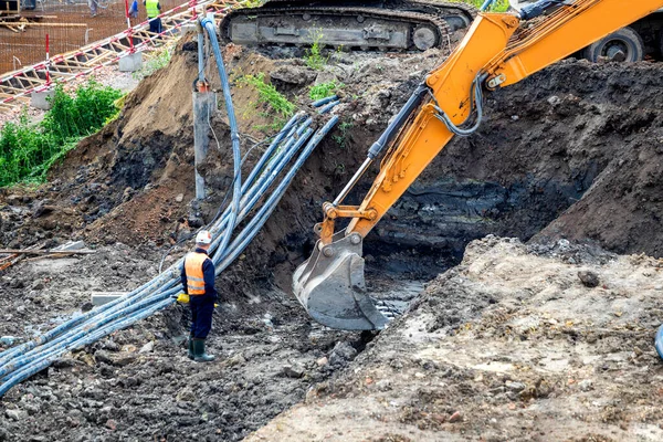 Załogi Robocze Wykonują Prace Wykopaliskowe Placu Budowy Wykopy Pod Fundamenty — Zdjęcie stockowe