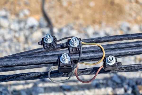 建設現場で電気線を接続します 電気ワイヤスプライシング — ストック写真