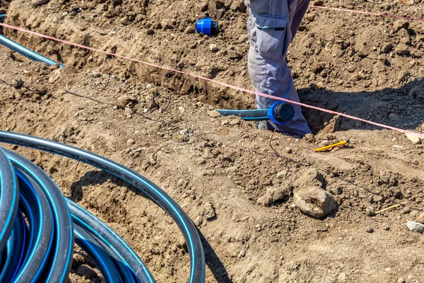 Anslutning Polypropylenröret Anslut Vattenröret Schaktgraven Arbetaren Håller Ett Vattenrör Ett — Stockfoto