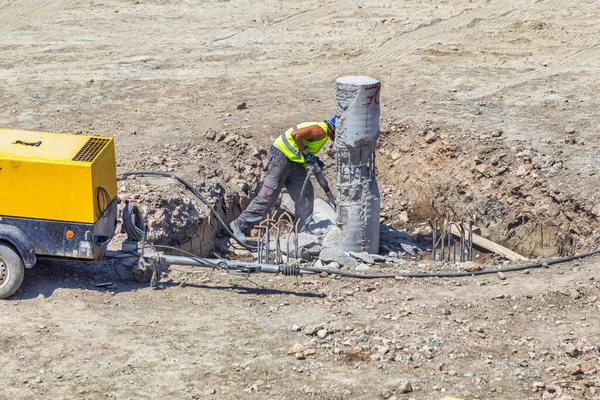 Nşaat Alanında Patlayıcı Kriko Beton Kırıcı Devrede — Stok fotoğraf