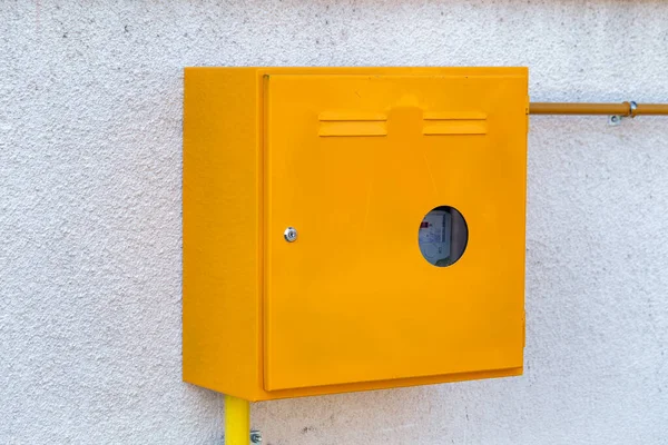 壁外装有黄色煤气管道的家用燃气表 — 图库照片