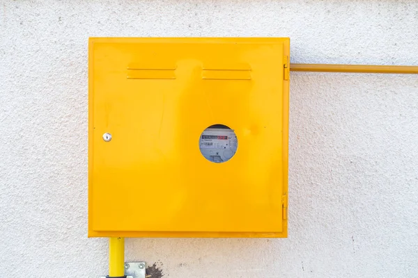 Gastoevoermeter Aan Muur Buitenkast Met Gele Gasleidingen — Stockfoto