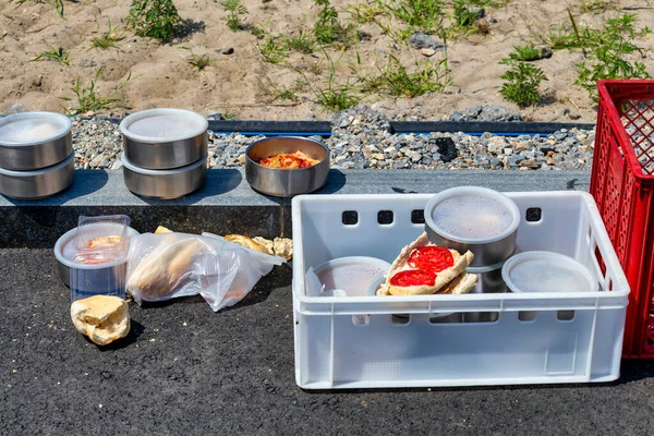 Половина Їжі Обідніх Коробках Будівельному Майданчику Пластикові Контейнери Після Їжі — стокове фото