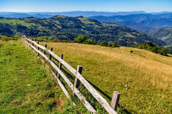 Old Wooden Fence Nails Overlooking Mountains Valley — Stock Photo, Image