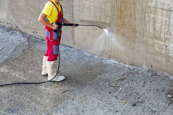 Pressure Cleaner Worker Cleans Outdoor Dirty Concrete High Pressure Water — Stock Photo, Image