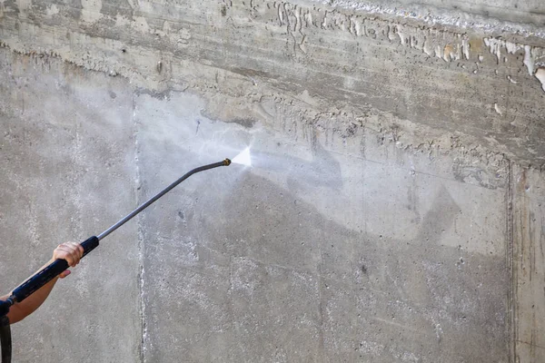 Basınç Temizleme Şçi Dışarıdaki Kirli Betonu Yüksek Basınçlı Jetiyle Temizliyor — Stok fotoğraf