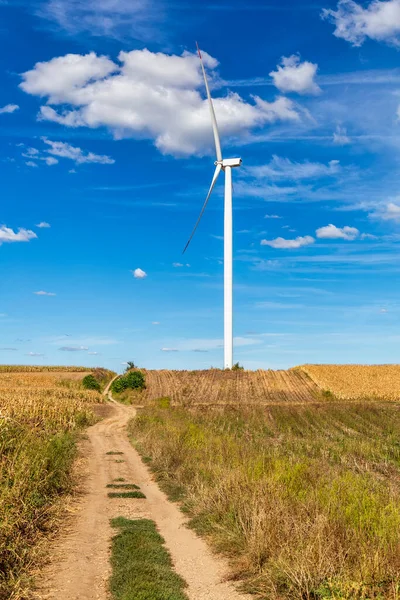 Landstraße Durch Felder Mit Windkraftanlage Zur Stromerzeugung — Stockfoto