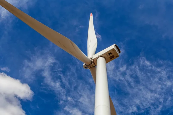 风力发电的风车视图 电力技术概念 创新可持续资源技术 绿色可再生能源 — 图库照片