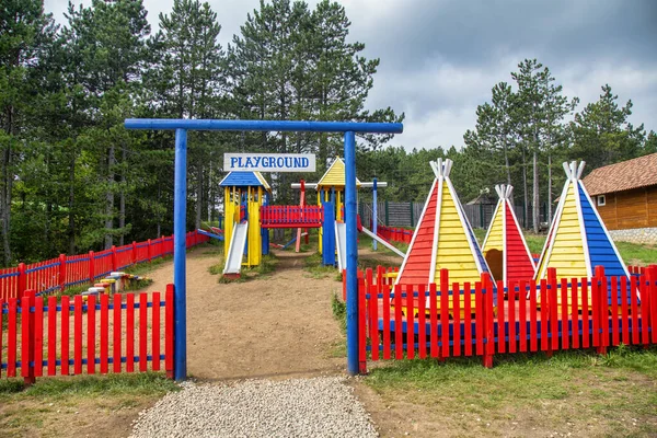Holzspielplatz Für Kinder Umgeben Von Grünen Bäumen Holzspielgeräte Für Kinder — Stockfoto