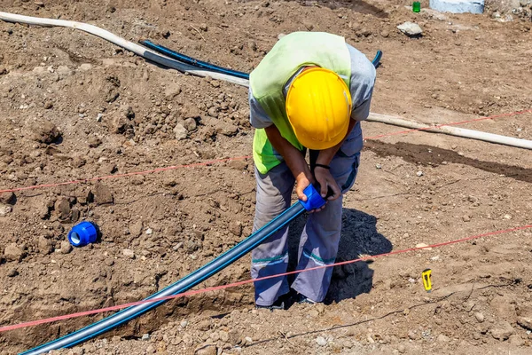 Worker Hold Water Pipe Trench Coupling Polypropylene Connection Polypropylene Pipe — Stock Photo, Image