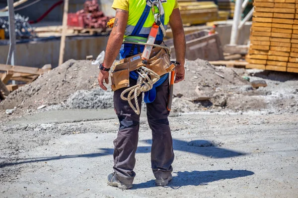 Trabalhador Com Ferramentas Cinto Ferramentas Ferramentas Construção Canteiro Obras — Fotografia de Stock