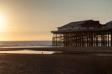 Hava karardığında Blackpool Merkez İskelesi