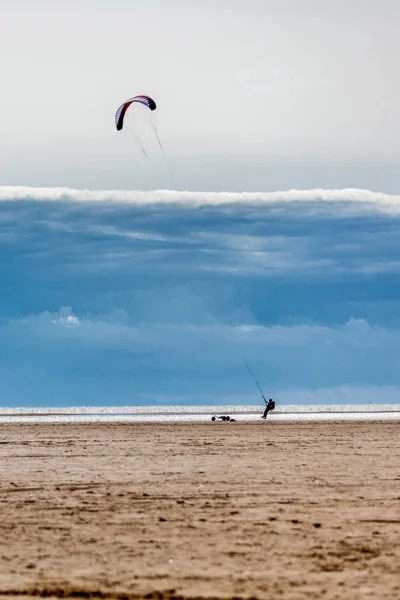 Man Leaves Ground Lifted Kite — Zdjęcie stockowe