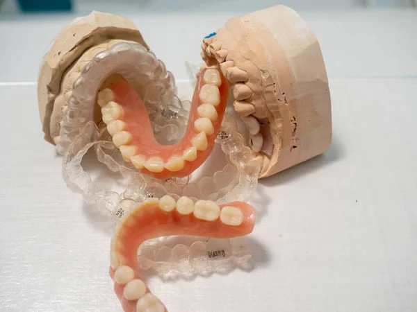 歯科医と歯列矯正医の異なるモデルが混雑した歯科医 — ストック写真