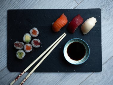 SUSHİ 'NİN 6 PİSİSİ SOYU Sosu ve CHOPSTİKALAR Gri FRASI