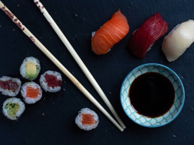 SOY Sosu ve CHOPSTICKS ile SUSHI BİR SLAT Üste PİKLENDİ