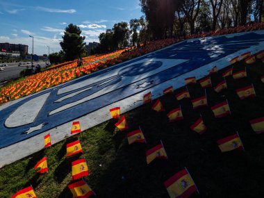 CORONAVIRUS 'UN KURUMLARININ BİR PARKA 53000 SPANISH FLAG EDİLDİ