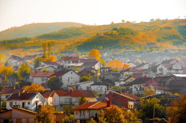 Üsküp, Makedonya - Kasım 2011. Sonbahar güneşinde Avrupa şehrinin görünümü.