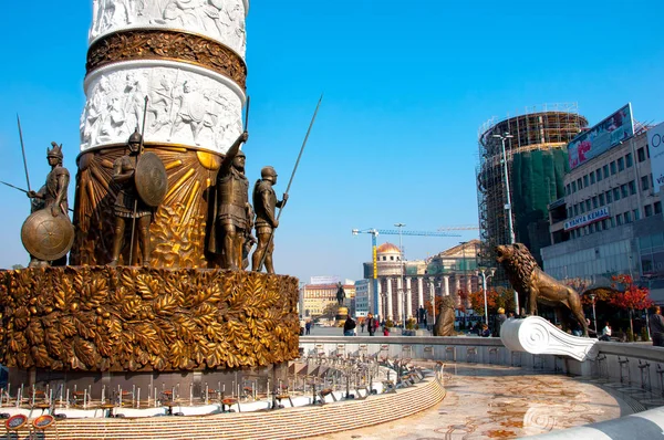 Üsküp, Makedonya - Kasım 2011. Büyük İskender'in çeşmesi anıtının tabanı.