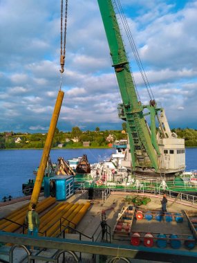 Staraya Ladoga, Leningrad region, Rusya - Ağustos 2017. Su sürüş metal yığınları üzerinde sondaj tekniği.