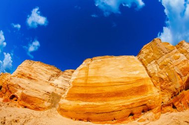 Yazın taş ocağında kum sırıtan dağlar. Kazılar, aşırı seyahat ve Afrika yaz.