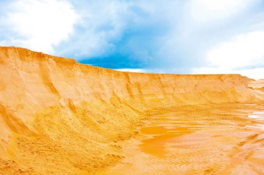 Yazın taş ocağında kum sırıtan dağlar. Kazılar, aşırı seyahat ve Afrika yaz.