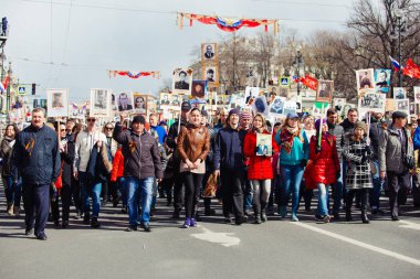 9 Mayıs 2017, Nevsky prospect, St. Petersburg, Rusya. 9 Mayıs tatili, Ölümsüz alayının hareketinin işaretleri, tam yükseklikte ki bir kalabalık.