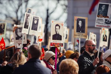 9 Mayıs 2017, Nevsky prospect, St. Petersburg, Rusya. 9 Mayıs tatili, Ölümsüz alayının hareketinin işaretleri, bir kalabalık.